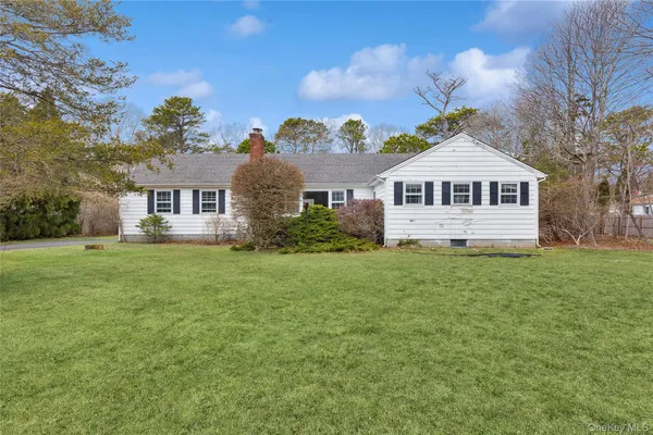 $875,000 | 4 East Rampasture Road, Hampton Bays, NY 11946