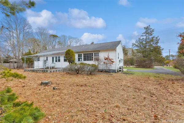 $875,000 | 4 East Rampasture Road, Hampton Bays, NY 11946