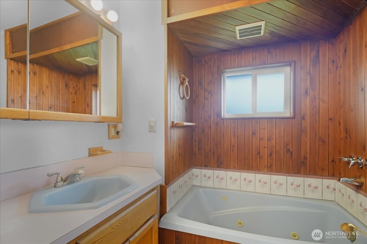 283 Sargent Road Winlock, WA 98596 - Photo 18 of 39 a bathroom with a sink and a bathtub
