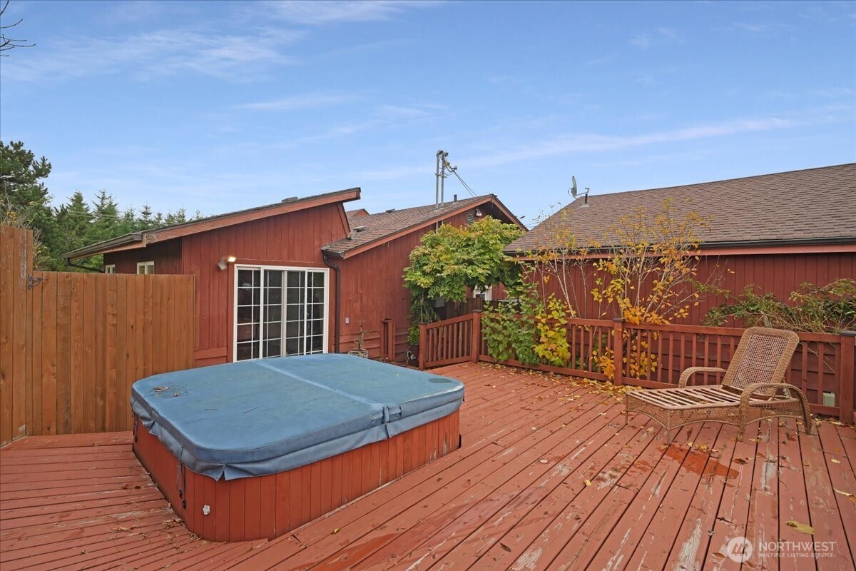 283 Sargent Road Winlock, WA 98596 - Photo 22 of 39 a view of a balcony with wooden floor and city view