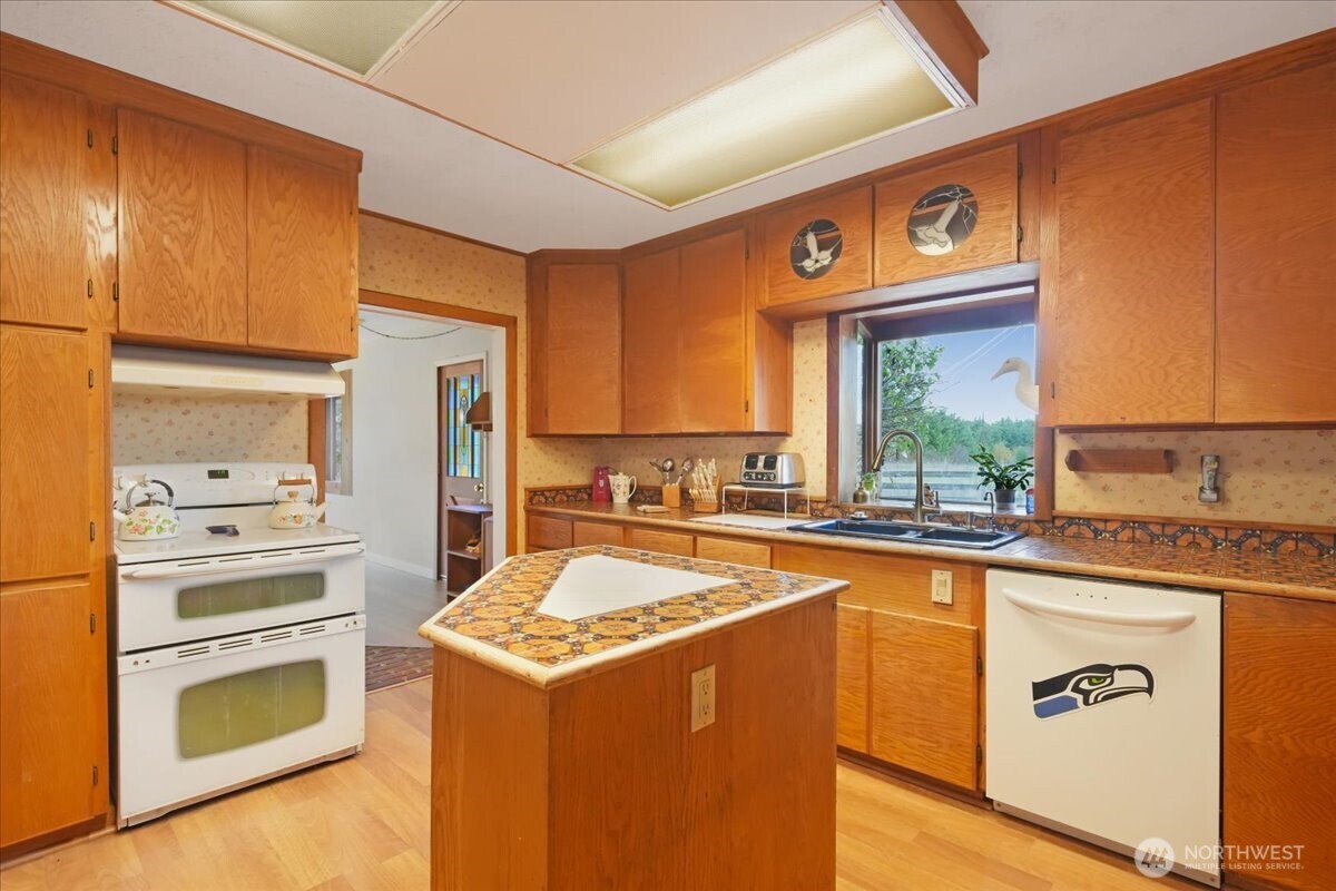 283 Sargent Road Winlock, WA 98596 - Photo 9 of 39 a kitchen with a stove a sink and a refrigerator