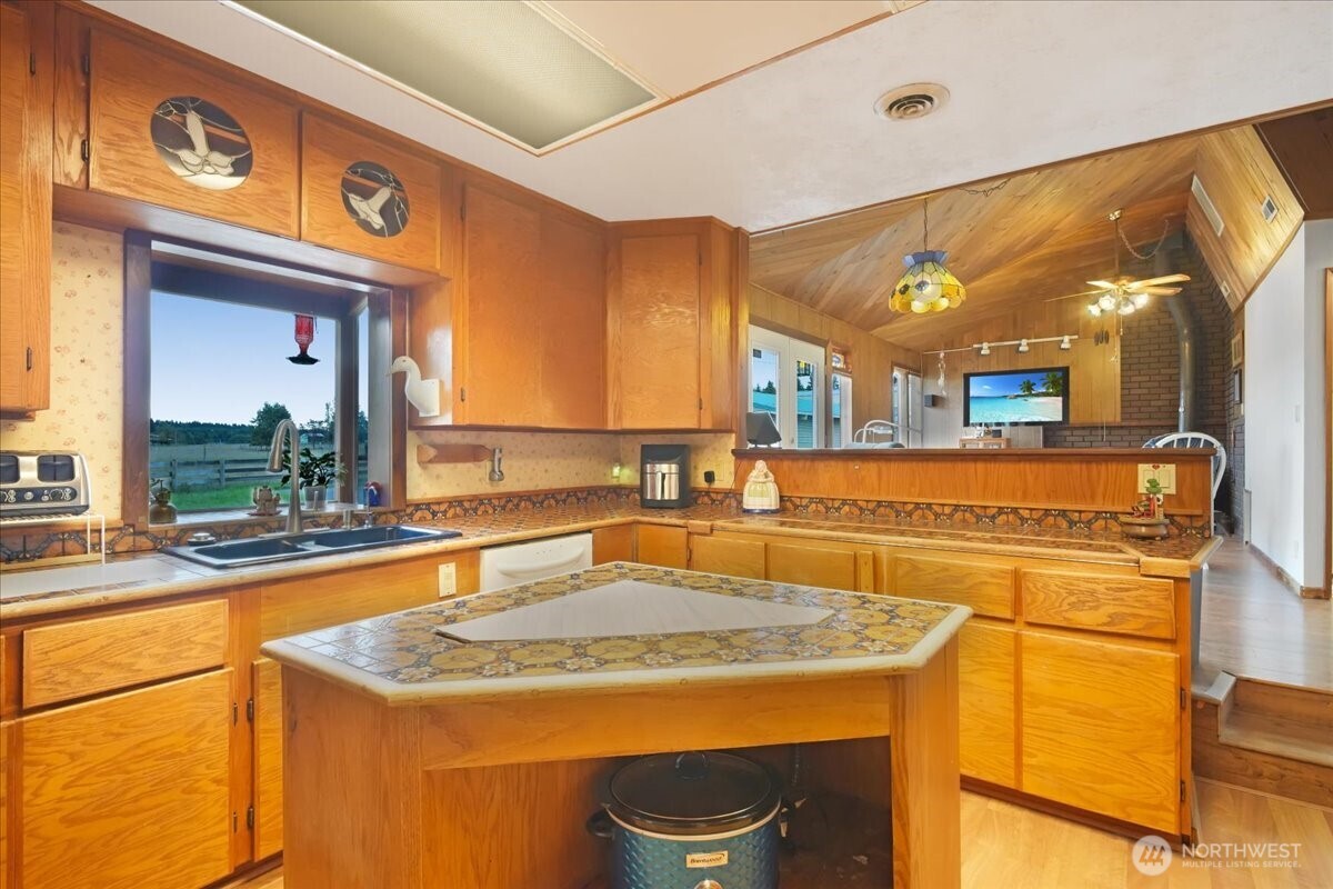 283 Sargent Road Winlock, WA 98596 - Photo 10 of 39 a kitchen with a stove and a view of living room