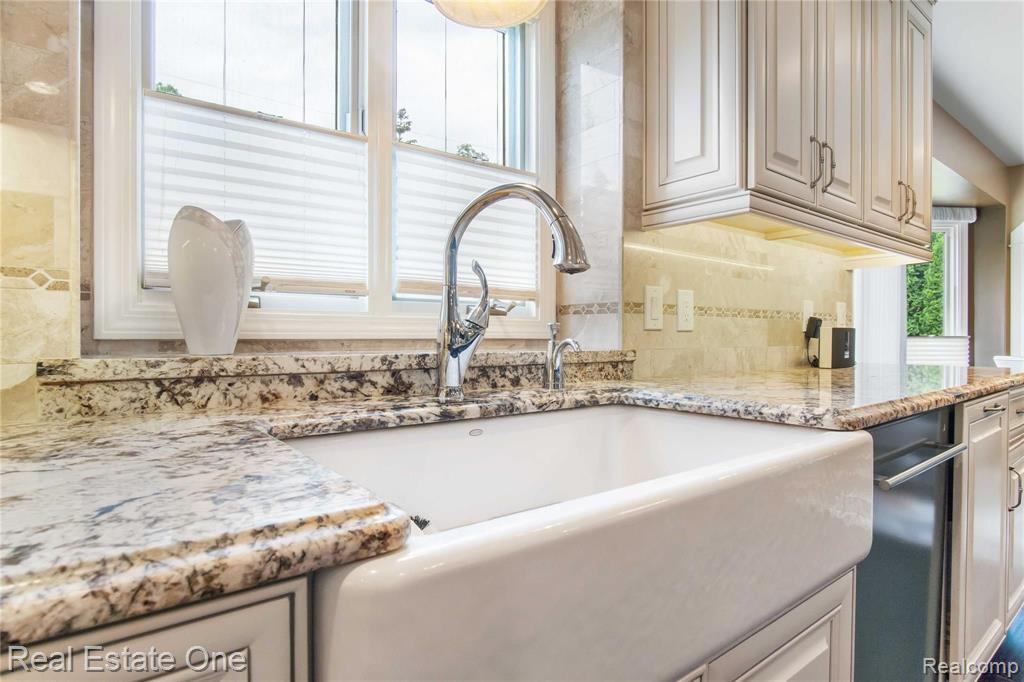 1009 Adele Court Rochester Hills, MI 48309 - Photo 13 of 41