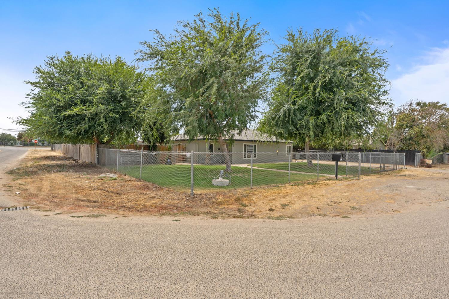 4613 West Andrews Fresno, CA 93722 - Photo 3 of 35