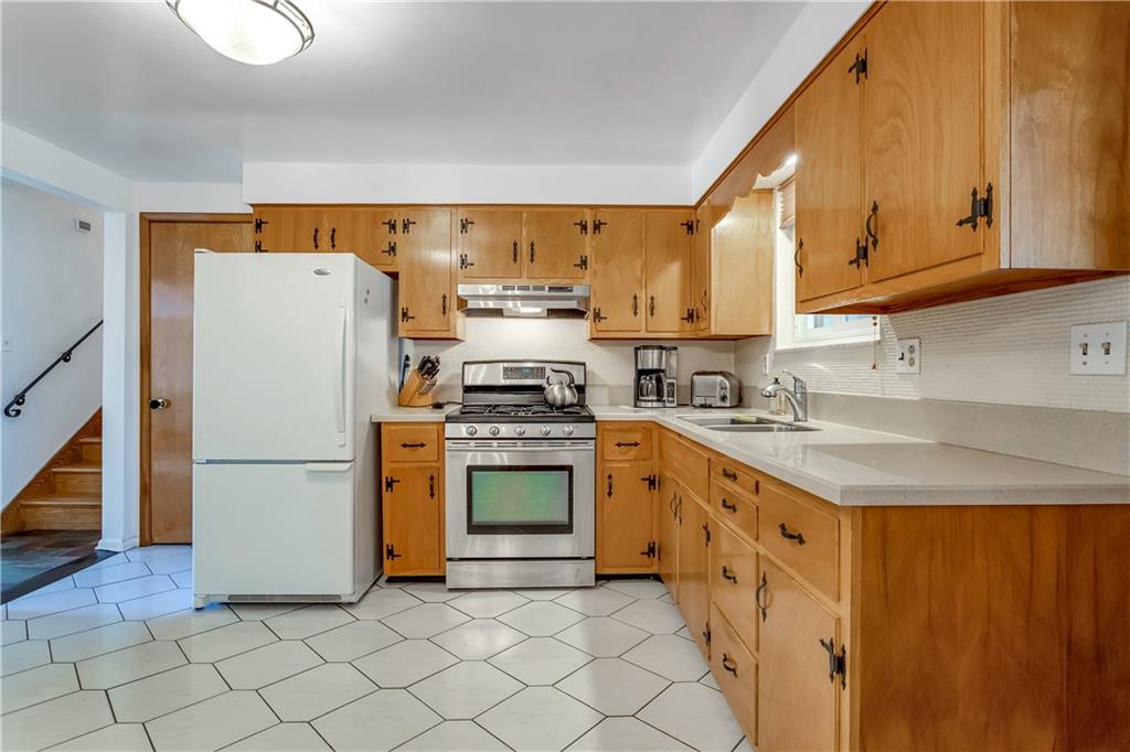 207 Erwin Place McKees Rocks, PA 15136 - Photo 9 of 25