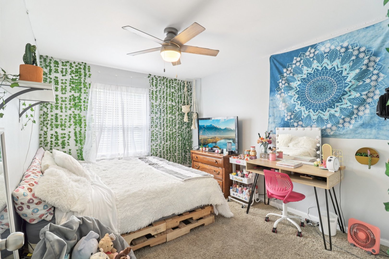 1256 Edgewater Lane Antioch, IL 60002 - Photo 25 of 45 a bedroom with a bed and a chandelier
