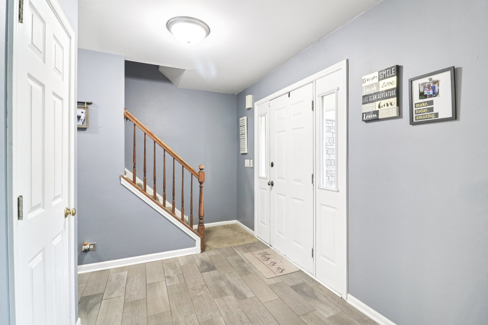 1256 Edgewater Lane Antioch, IL 60002 - Photo 4 of 45 a view of a hallway with interior of the house