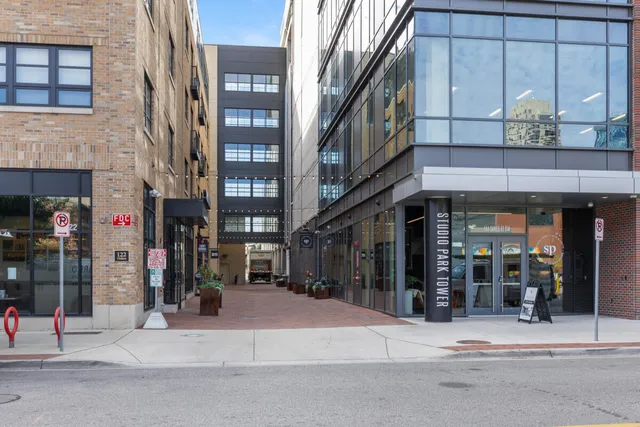 $3,070 | 144 Oakes Street Southwest, Unit 1409, Grand Rapids, MI 49503
