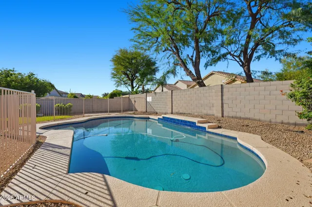 a view of a house with backyard and garden