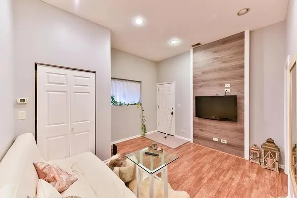 $2,100 | 840 North Damen Avenue, Unit 3F, Chicago, IL 60622