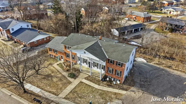 $900,000 | 1833 Prairie Parkway Southwest, Wyoming, MI 49519