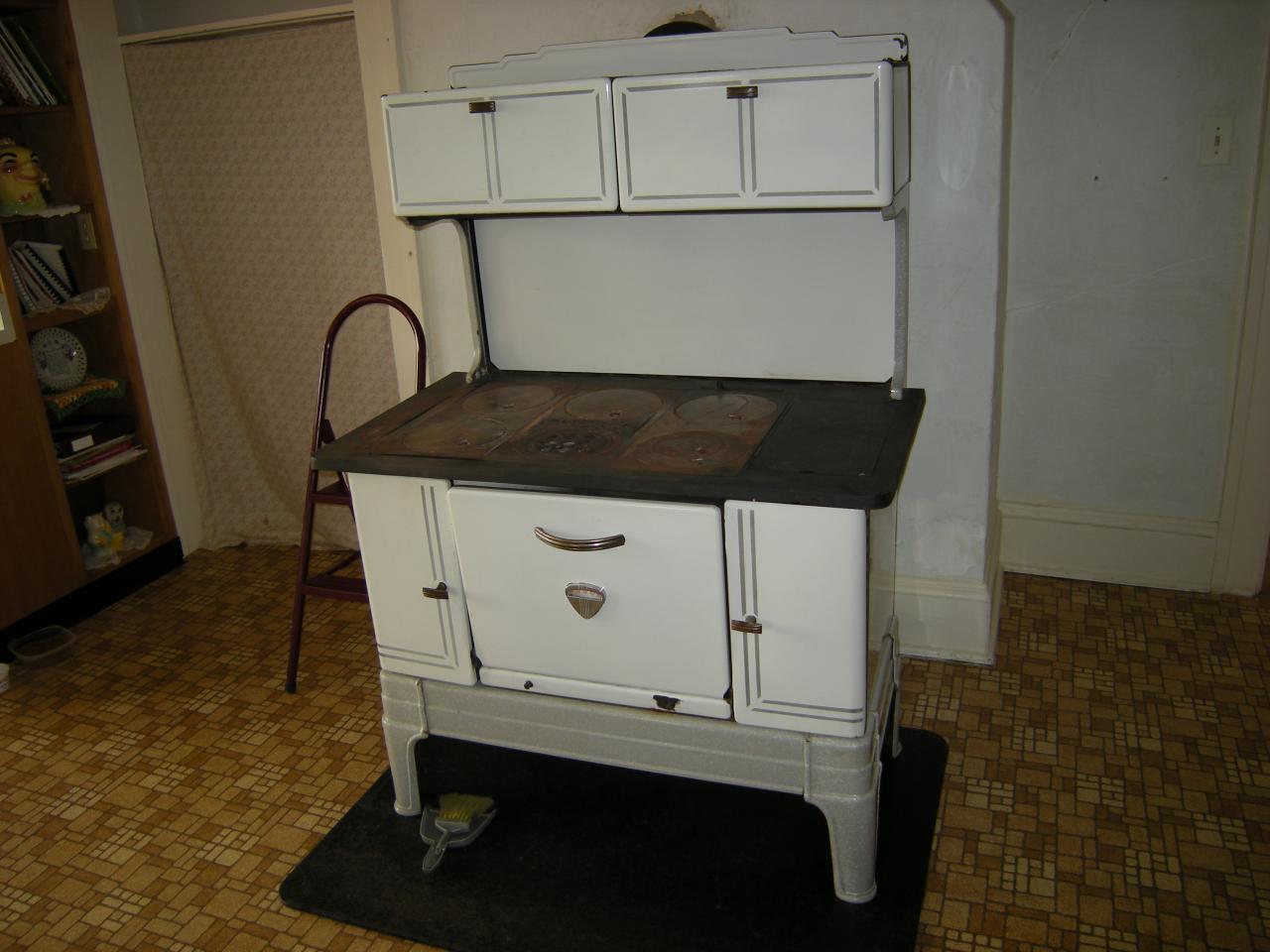 5222 Blacksburg Road Troutville, VA 24175 - Photo 9 of 38 a view of table and chair