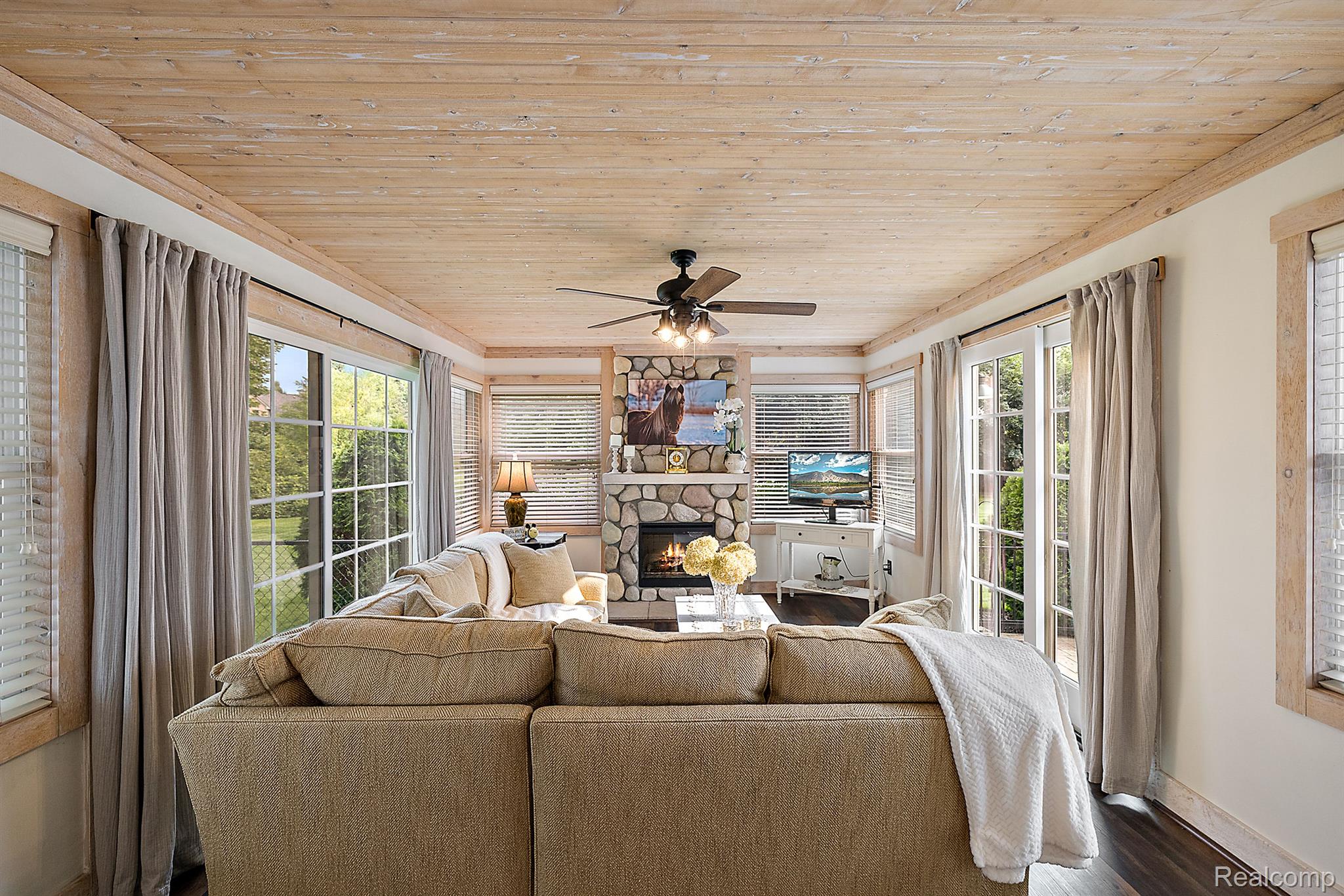 5245 North Adams Road Rochester, MI 48306 - Photo 26 of 75 four seasons room