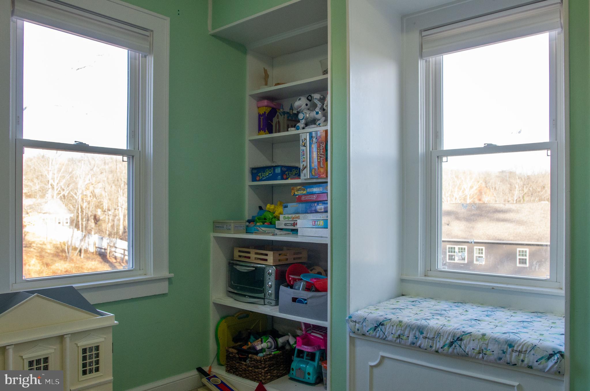 19201 Cardinal Heights Road Triangle, VA 22172 - Photo 33 of 66 Bedroom 4 built in window seat