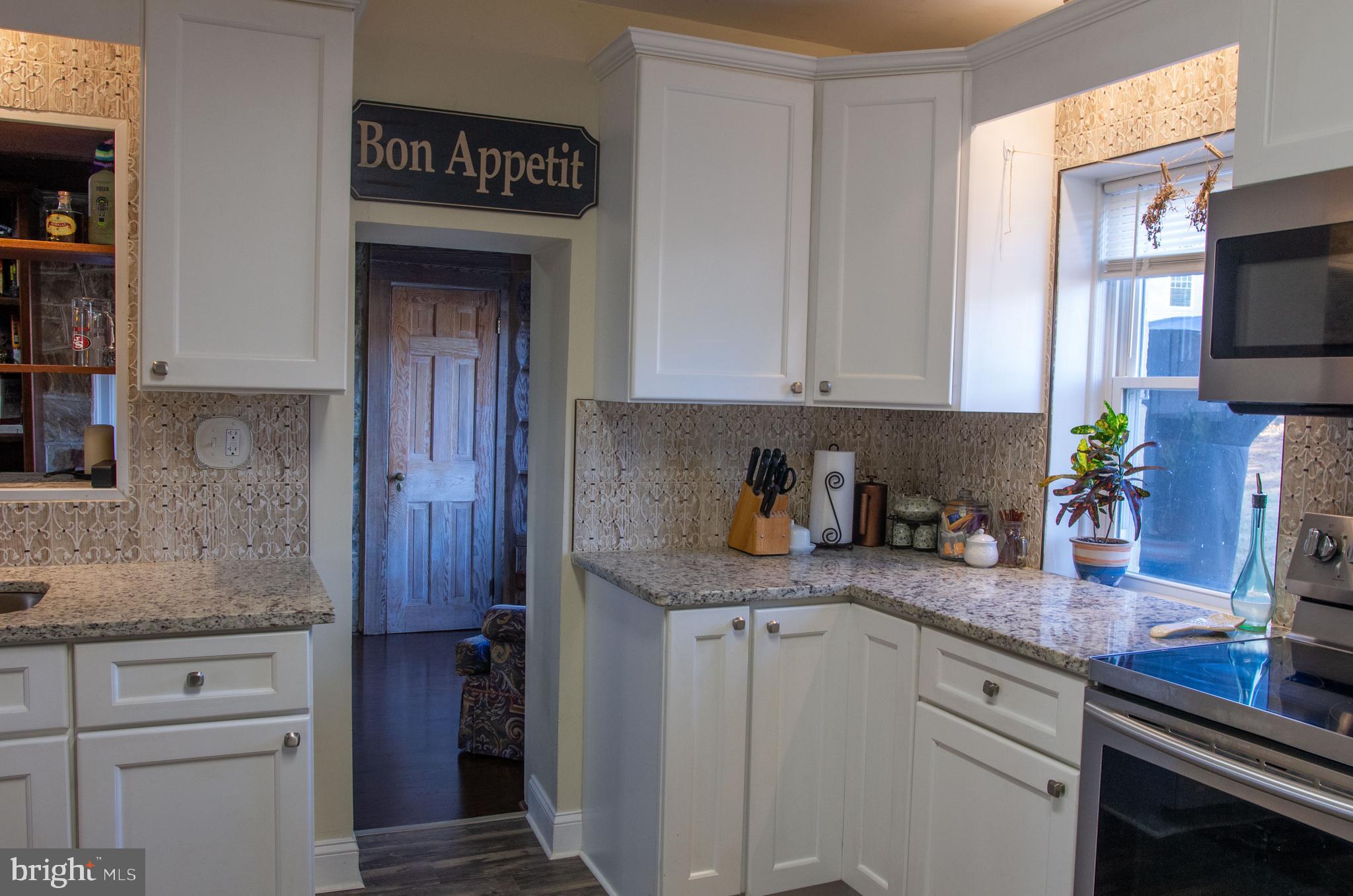 19201 Cardinal Heights Road Triangle, VA 22172 - Photo 45 of 66 Entrance from kitchen to Dining room
