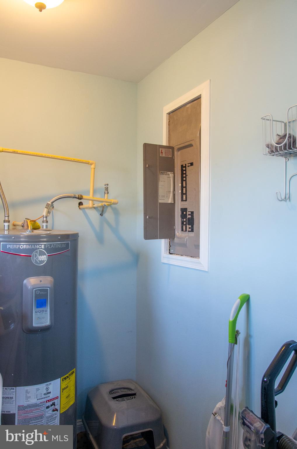 19201 Cardinal Heights Road Triangle, VA 22172 - Photo 50 of 66 Utility area in mudroom.
