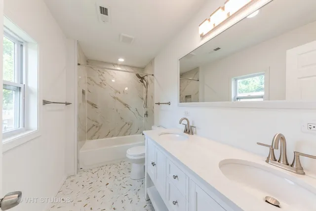 a view of a big room with closet and windows