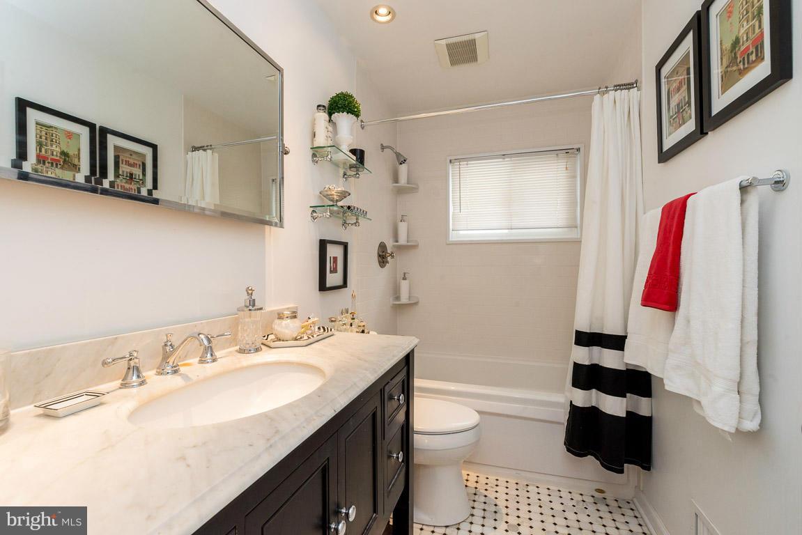 200 Burning Tree Road Lutherville-Timonium, MD 21093 - Photo 23 of 30 Bath (Master)