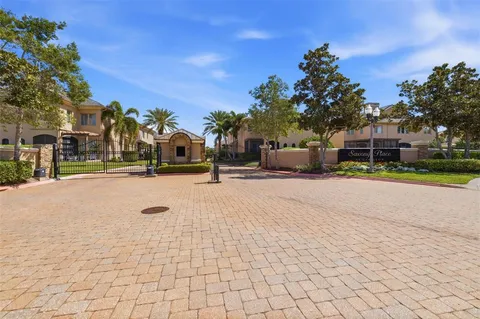 $689,000 | 615 Saxony Boulevard, St. Petersburg, FL 33716