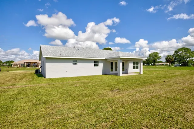 a view of a house with a backyard