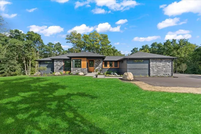 $1,699,000 | 815 North English Settlement Avenue, Rochester, WI 53105