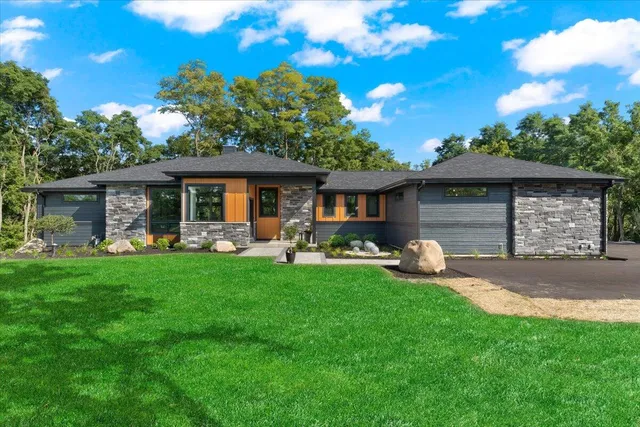 $1,699,000 | 815 North English Settlement Avenue, Rochester, WI 53105