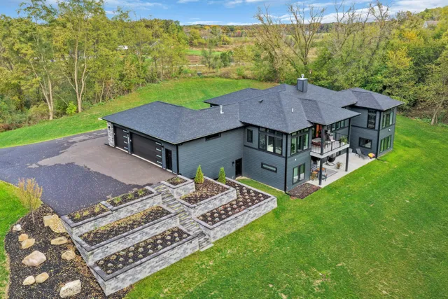 $1,699,000 | 815 North English Settlement Avenue, Rochester, WI 53105