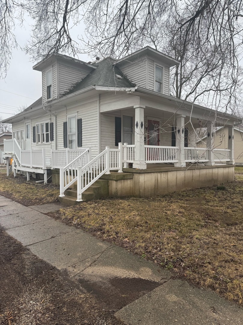 506 South Beech Street Arthur, IL 61911 - Photo 1 of 7 a front view of a house with a yard