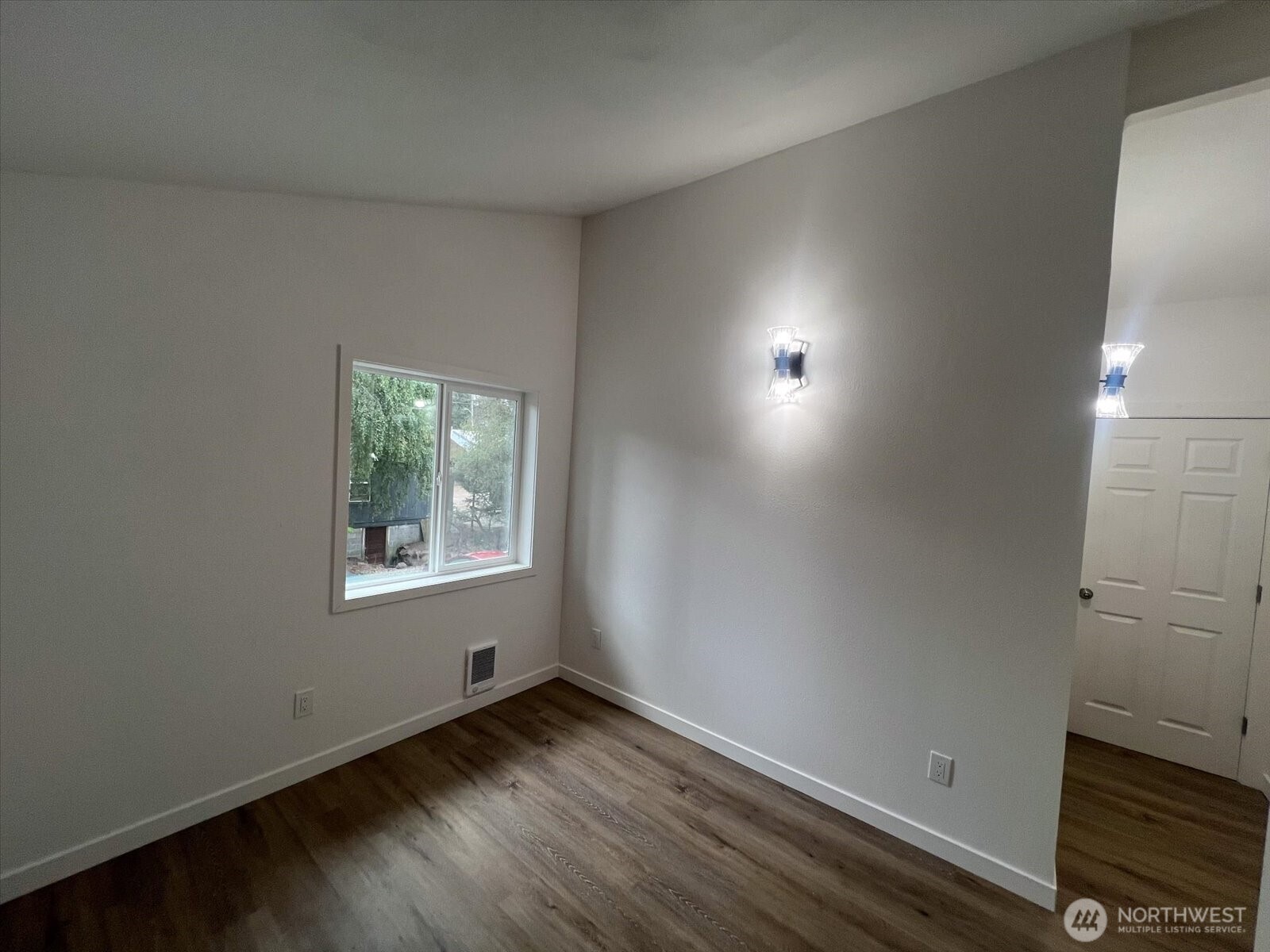 10443 17th Avenue Southwest Seattle, WA 98146 - Photo 12 of 40