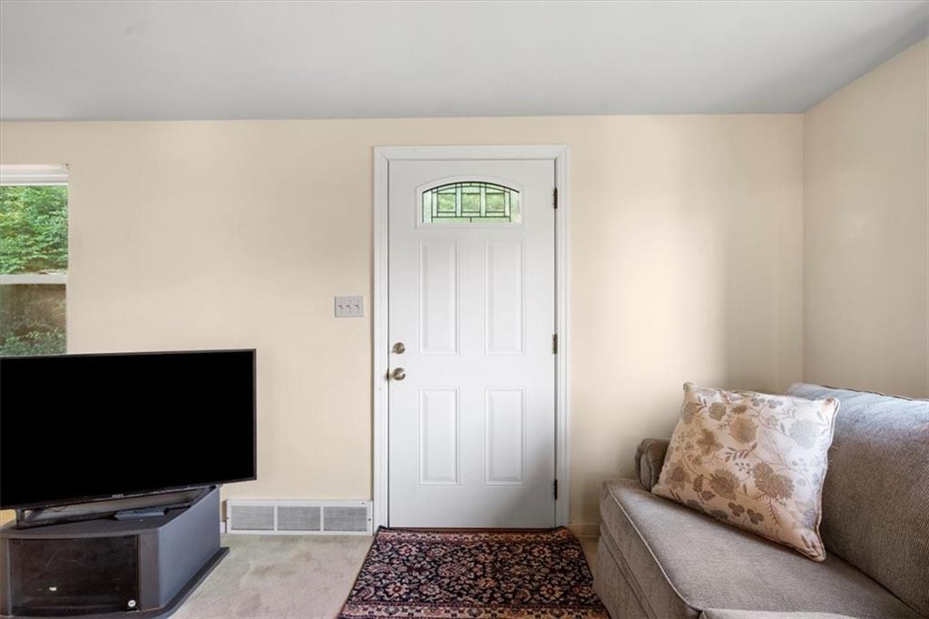 118 Rockingham Road Pittsburgh, PA 15238 - Photo 3 of 31 Gallery Image 3