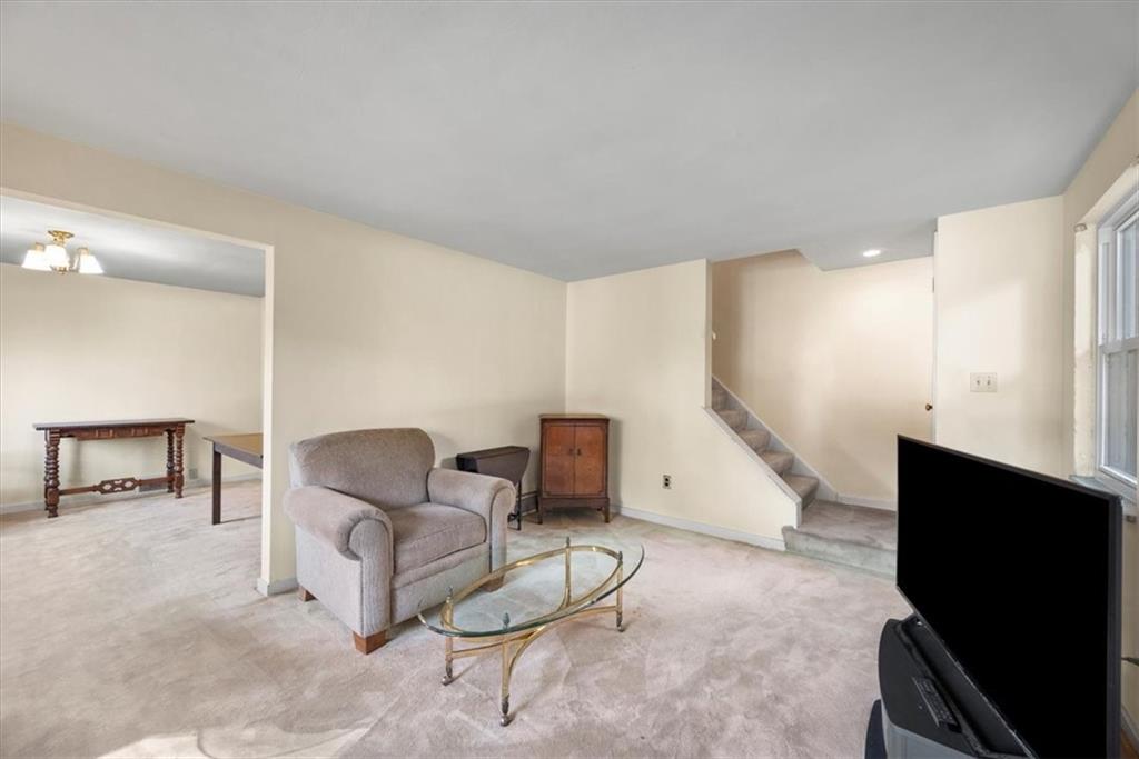 118 Rockingham Road Pittsburgh, PA 15238 - Photo 4 of 31 Gallery Image 4