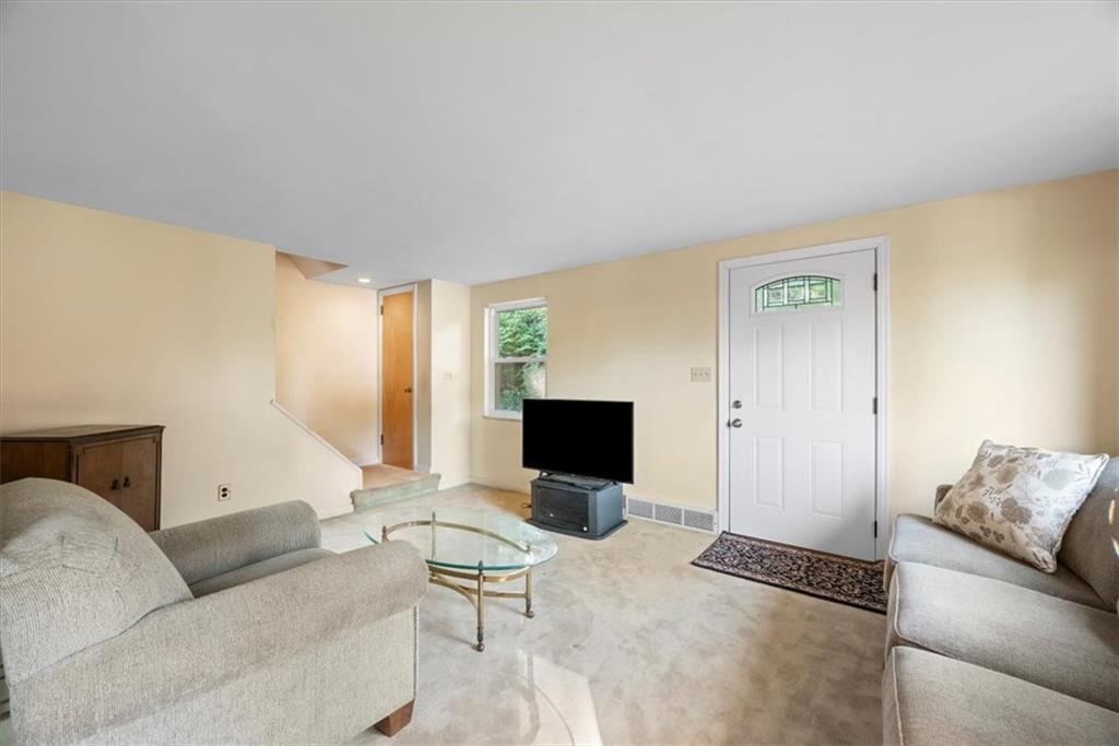 118 Rockingham Road Pittsburgh, PA 15238 - Photo 5 of 31 Gallery Image 5