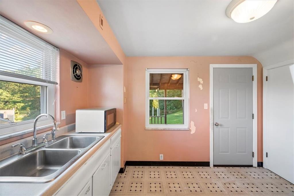 118 Rockingham Road Pittsburgh, PA 15238 - Photo 10 of 31 Gallery Image 10