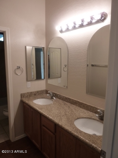 33 East Elgin Street Gilbert, AZ 85295 - Photo 9 of 15 HallBath2