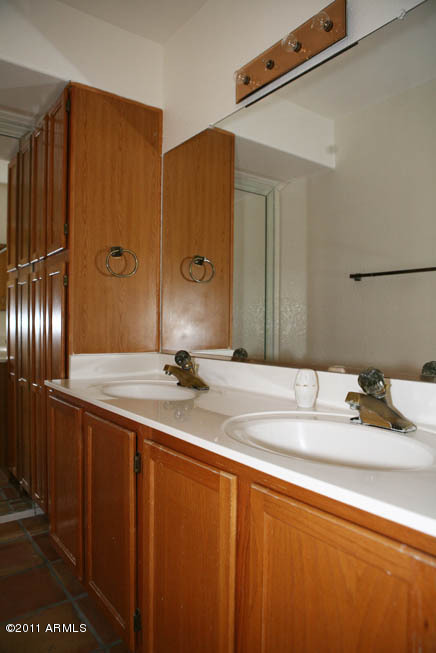 1709 East Gelding Drive Phoenix, AZ 85022 - Photo 12 of 33 3rd Guest Bath