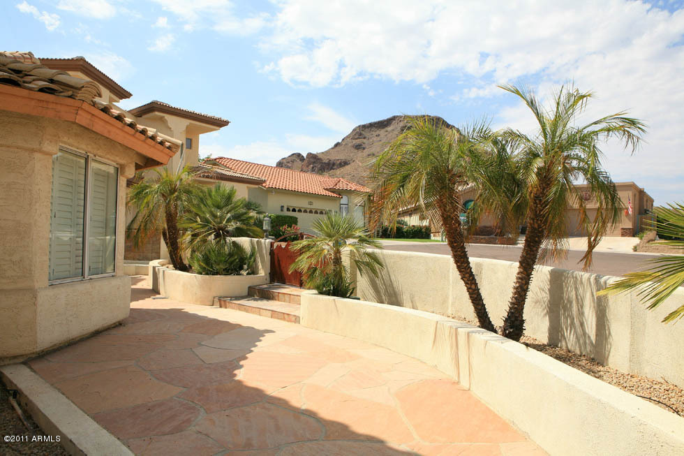 1709 East Gelding Drive Phoenix, AZ 85022 - Photo 2 of 33 Courtyard View