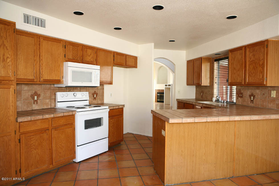1709 East Gelding Drive Phoenix, AZ 85022 - Photo 21 of 33 Kitchen
