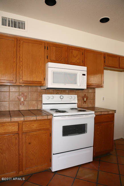 1709 East Gelding Drive Phoenix, AZ 85022 - Photo 22 of 33 Kitchen-Range