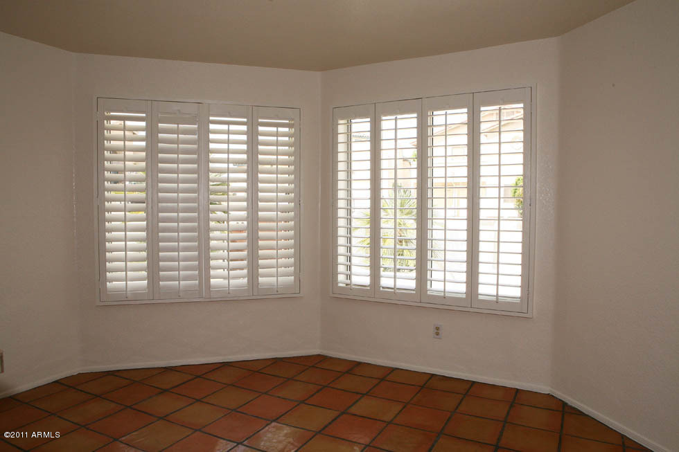 1709 East Gelding Drive Phoenix, AZ 85022 - Photo 23 of 33 Breakfast Area
