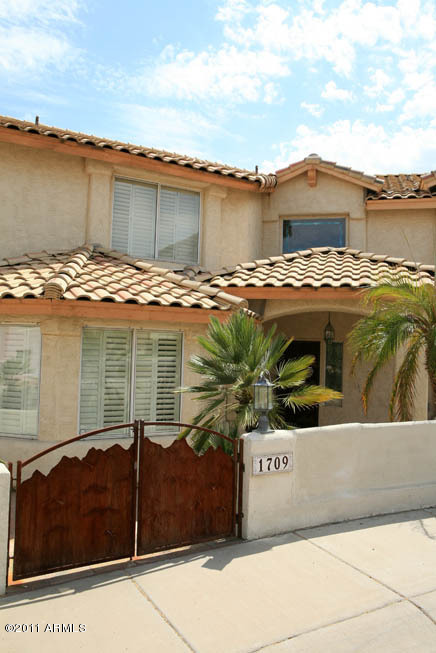 1709 East Gelding Drive Phoenix, AZ 85022 - Photo 3 of 33 Entry