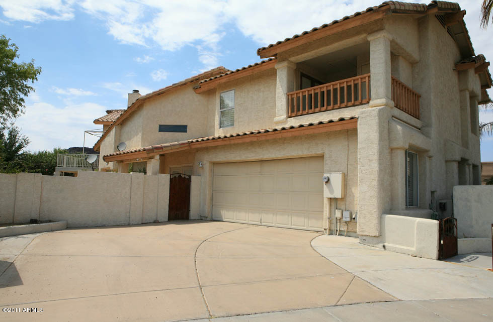 1709 East Gelding Drive Phoenix, AZ 85022 - Photo 4 of 33 Garage