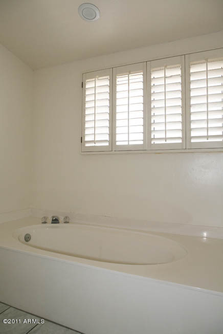 1709 East Gelding Drive Phoenix, AZ 85022 - Photo 9 of 33 2nd Master Bath-Tub