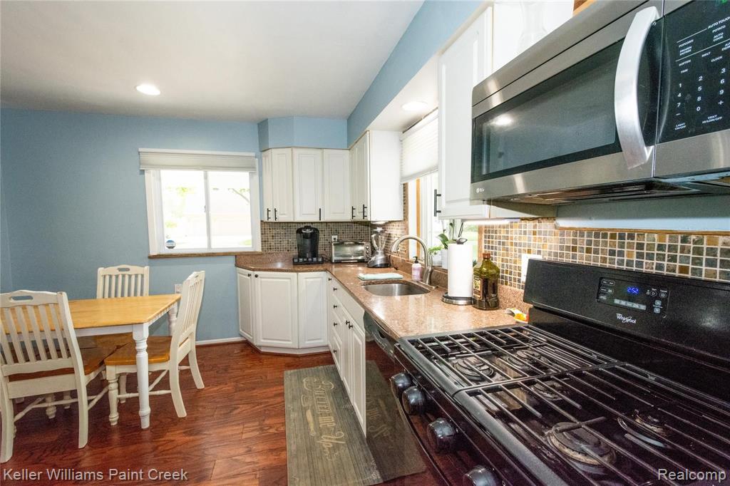 3171 Hessel Avenue Rochester Hills, MI 48307 - Photo 5 of 21