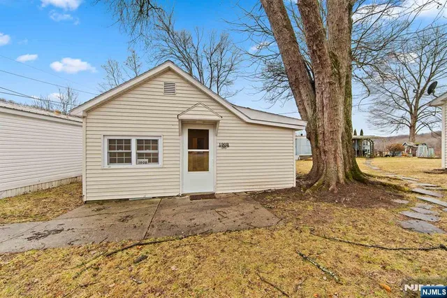 $1,200 | 190 Highway 46, Unit B, Little Ferry, NJ 07643