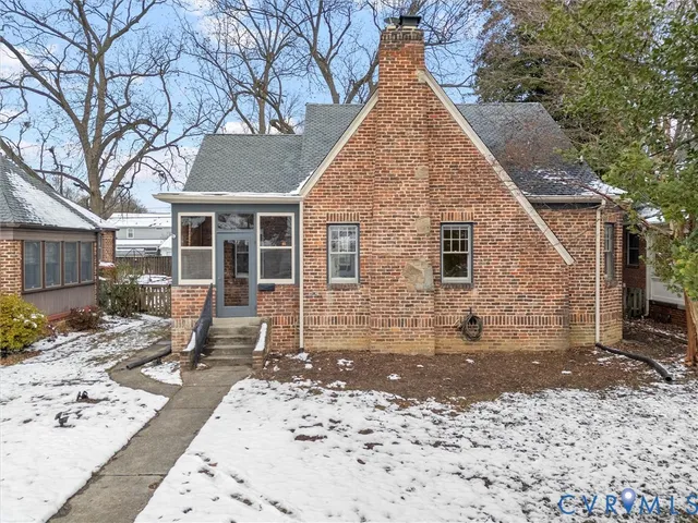 a view of backyard of the house