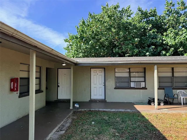 $1,025 | 2404 10th Street West, Unit 4, Bradenton, FL 34205