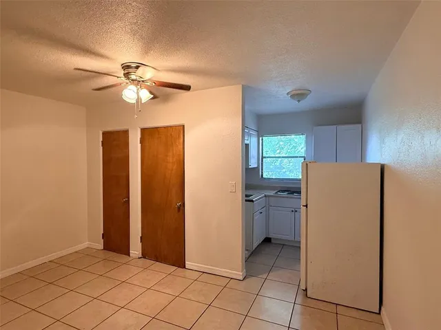 $1,025 | 2404 10th Street West, Unit 4, Bradenton, FL 34205