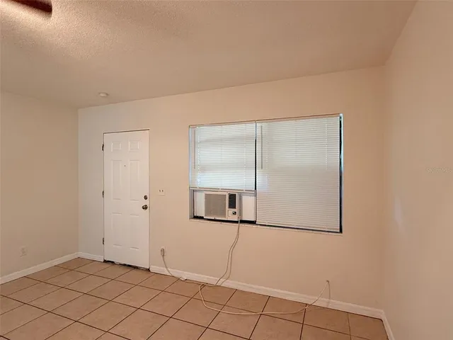 $1,025 | 2404 10th Street West, Unit 4, Bradenton, FL 34205