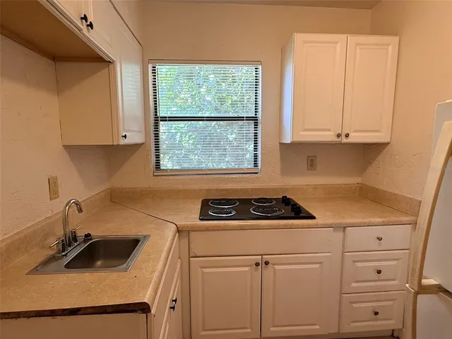 $1,025 | 2404 10th Street West, Unit 4, Bradenton, FL 34205