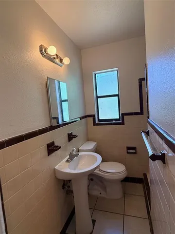 $1,025 | 2404 10th Street West, Unit 4, Bradenton, FL 34205